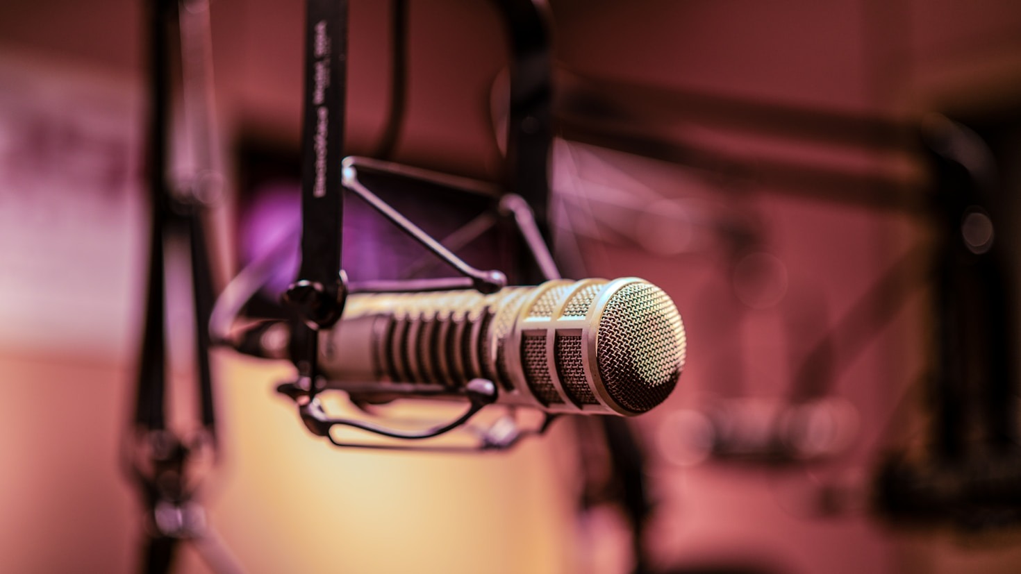 How Live Broadcasts Strengthen Community Ties